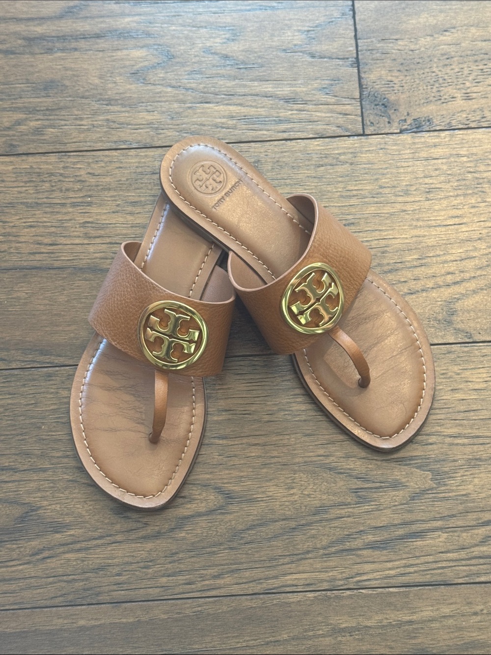 Tory Burch Tan Leather Miller Thong Sandals with Gold Logo - Picture 4 of 6